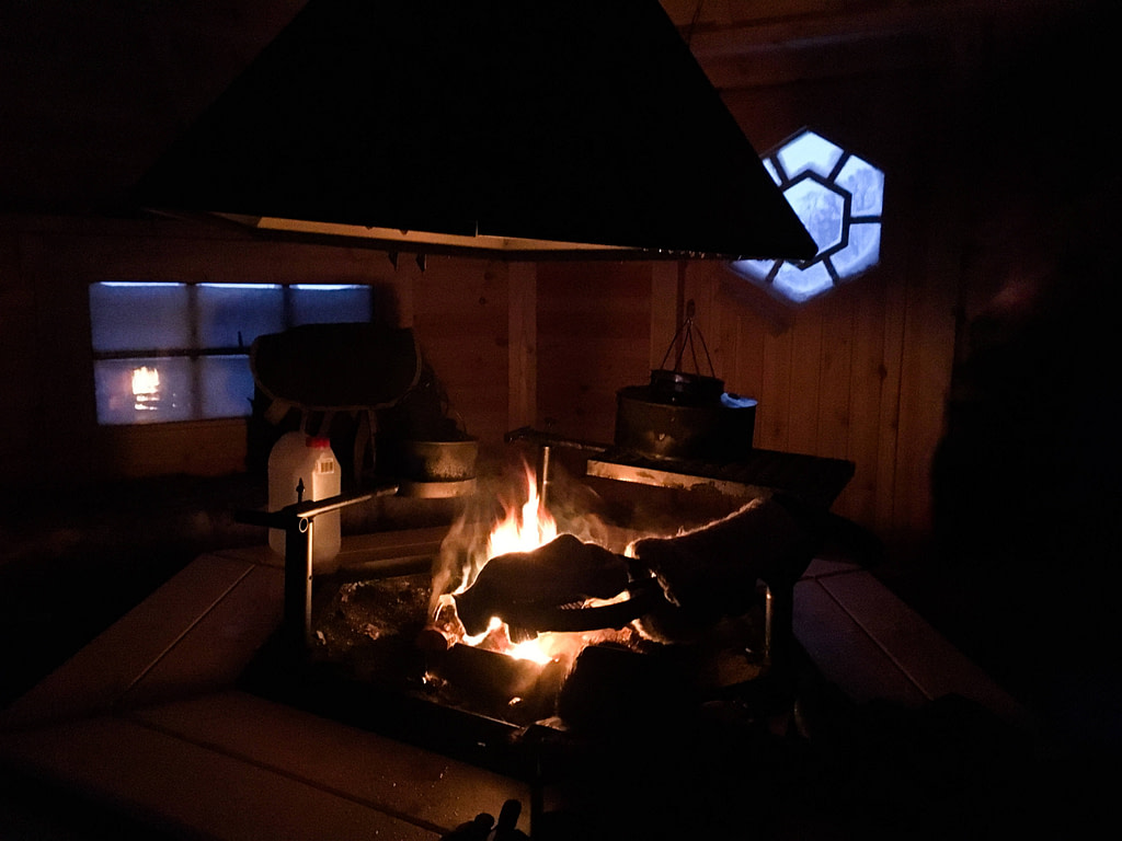 Norvegia aurora boreale, Tipica capanna lavvu in stile sami, Norvegia