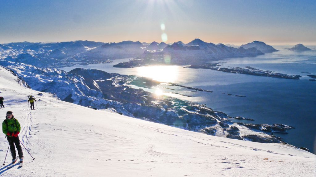 Ciaspolata vista fiordi e vista mare in cima alle montagne del distretto di Salten, nei pressi di Bodø