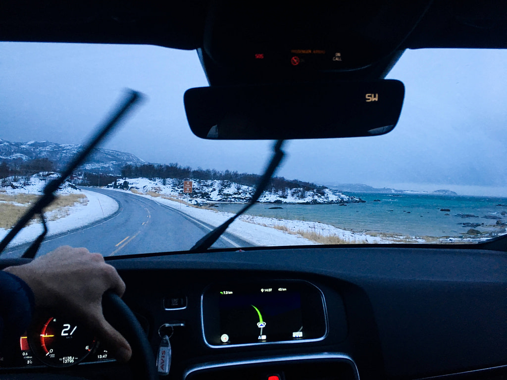 Una spiaggia nei dintorni innevati di Bodø dal finestrino dell'auto