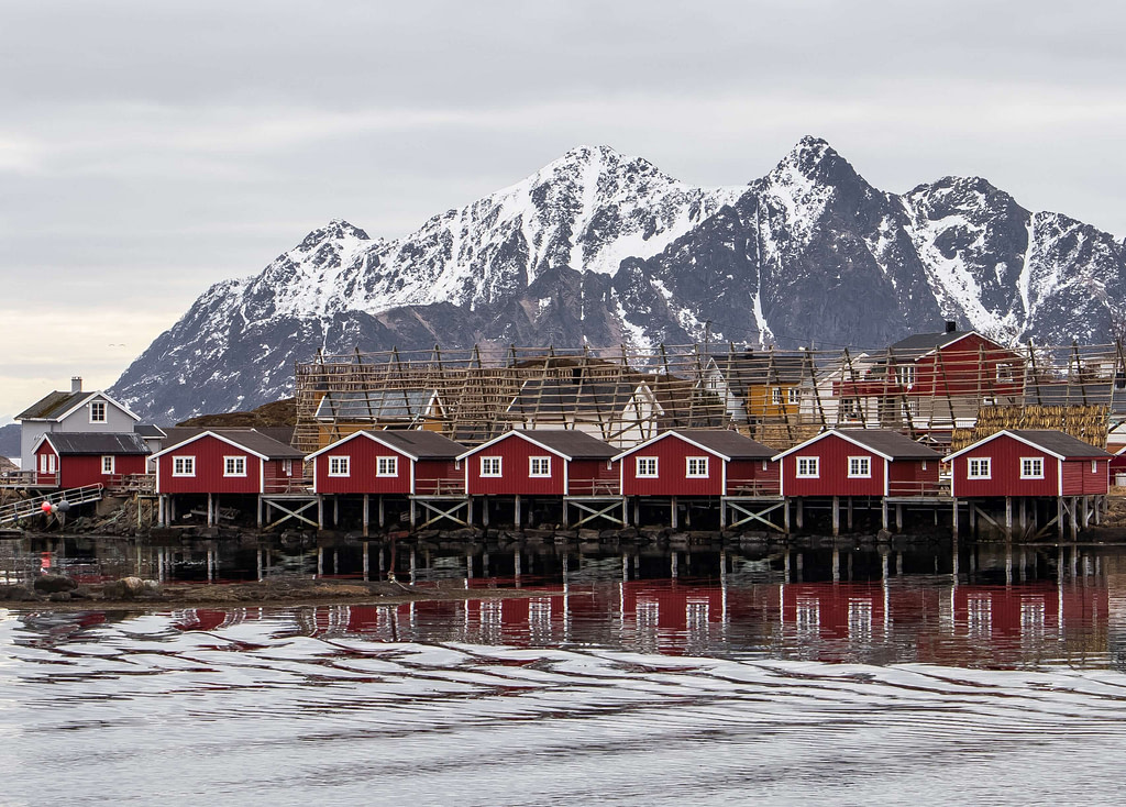 Norvegia aurora boreale, Vista sulle rorbu, le tradizionali casette dei pescatori norvegesi, a Svolvær