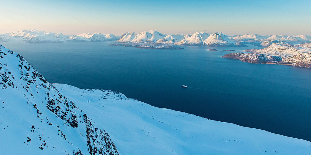 Hurtigruten in navigazione visto dall'alto di un fiordo