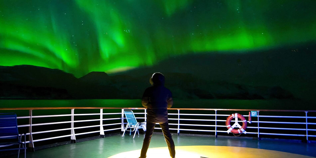 Norvegia aurora boreale dal ponte dell'Hurtigruten