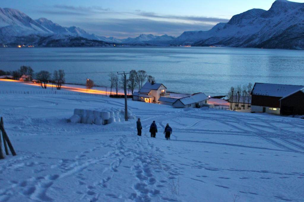 Vista sulla proprietà della fattoria a Svensby, Tromsø, Norvegia aurora boreale