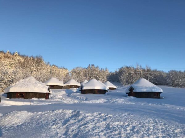 Bungalows dell'alloggio Vestvatn a Bodø innevati di giorno, Norvegia aurora boreale