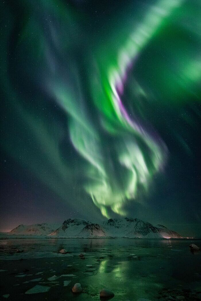 Isole Lofoten in Norvegia, aurora boreale viola, azzurra e verde