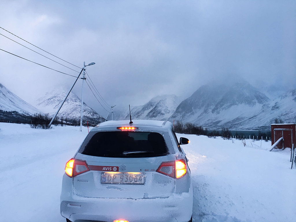 La nostra auto su strada innevata, Norvegia