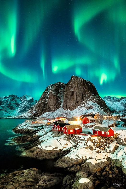 Norvegia, aurora boreale sul villaggio di Hamnøy nelle Lofoten