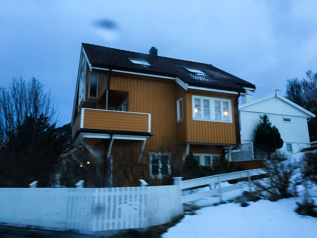 Casa in legno gialla nei dintorni innevati di Bodø 