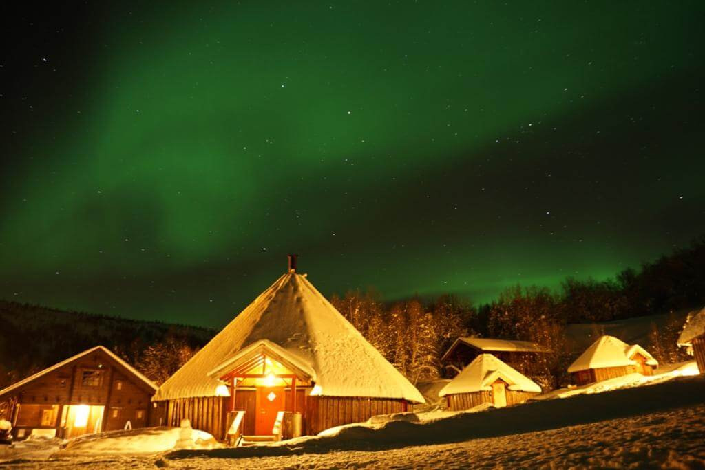 Norvegia aurora boreale sull'alloggio a Bodø