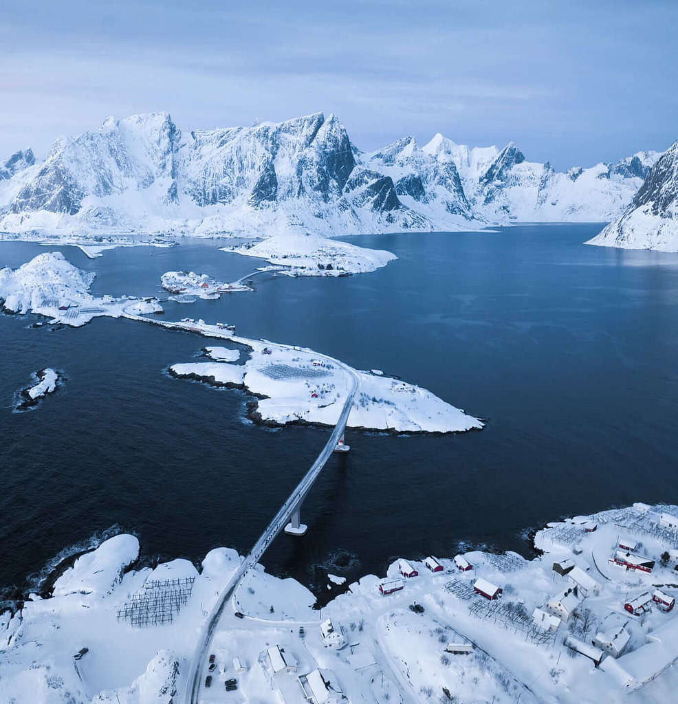 Panoramica sull'arcipelago delle Lofoten con le imponenti montagne sullo sfondo