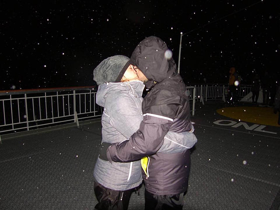 Carolina & Emanuele sul ponte dell'Hurtigruten, la neve che cade a fiocchi