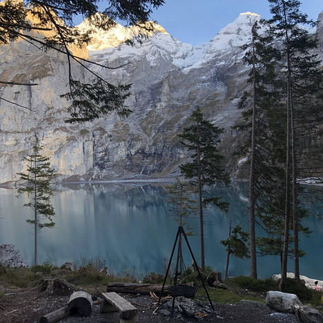 L'attrezzatura da barbecue vista Oeschinensee